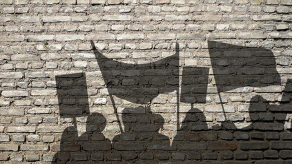 Schatten von Protestgruppe an Wand