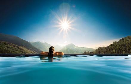 Frau in einem Infinity Pool