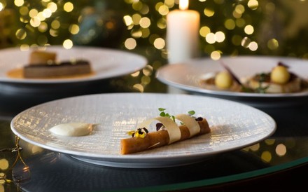 Weihnachtlich dekorierter Restauranttisch mit Tellern