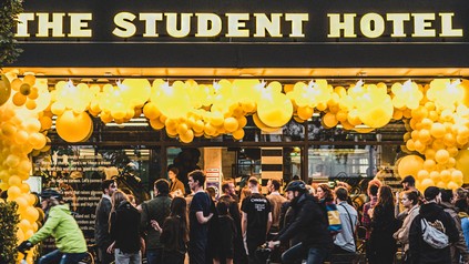 Mehrere Leute vor dem Eingang des The Student Hotel in Berlin