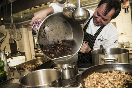 Uwe Machreich schüttet Essen in Kochtopf