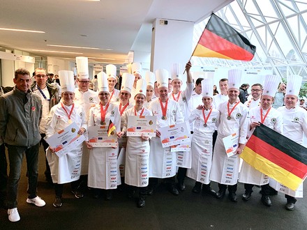 Die deutschen Köche-Nationalmannschaften nach der Preisverleihung beim Culinary World Cup 2018 in Luxemburg.
