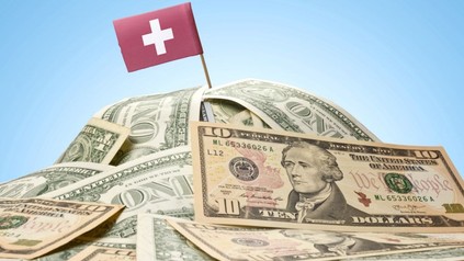 Dollarnoten-Berg mit Schweizer Flagge an der Spitze