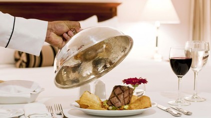 Room Service serviert Essen