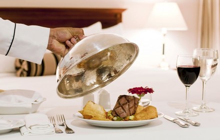 Room Service serviert Essen