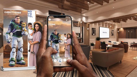 Anlässlich des Filmstarts von Lightyear startet Novotel eine besondere Kampagne, bei der Gäste unter anderem mit einer digitalen Version der Filmhauptfigur posieren können. (Foto: © Accor)