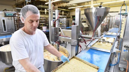 Mann in Großbäckerei