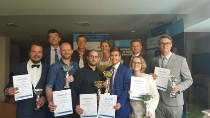 Sebastian Reisigl Inhaber Hotel Oberstdorf), Cora Bethke-Frank (stv. Bezirksvorsitzende DEHOGA Bayern Schwaben und Ausbildungsbotschafterin), Silvio Feig (LGS Skychef) unten: Fachleute für Systemgastronomie: 3. Platz: Dominik Kraus (Call a Pizza), 2. Platz: Sebastian Klügl (Kullmanns Diner Lexington Entertainment), 1. Platz: Marvin Woidt (Aposto Bamberg), Hotelkaufleute: 1. Platz: Mario Arnold (Schwäbischen Bildungszentrum Bad Irrsee), 2. Platz: Veronika Flohe (Bayerischer Hof), 3. Platz: Amadeus Schmid (Bayerischer Hof)