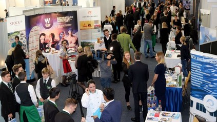 Viele Besucher drängen sich an den Aussteller-Ständen am Recruiting Day in den Tourismusschulen Bad Gleichenberg