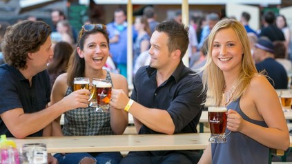 Gruppe stoßt mit Bier an