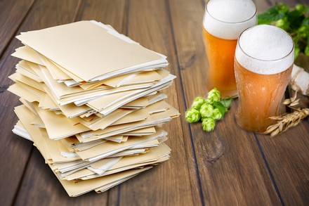Zwei Bier und ein Stapel Akten auf einem Wirtshaustisch