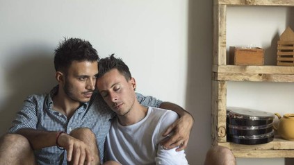 Schwule Kellner halten sich in den Armen