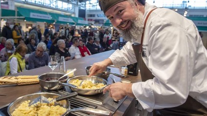 Auf der FOOD & LIFE war jede Menge Rahmenprogramm geboten. Hier die Kochshow „Das kulinarische Erbe der Alpen“ mit Jeremias Riezler, Küchenchef Alpahotel Walserstuba, auf der Kochbühne.
