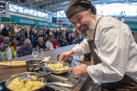 Auf der FOOD & LIFE war jede Menge Rahmenprogramm geboten. Hier die Kochshow „Das kulinarische Erbe der Alpen“ mit Jeremias Riezler, Küchenchef Alpahotel Walserstuba, auf der Kochbühne.