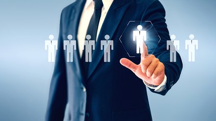 Ein Herr im Anzug beim Recruiting