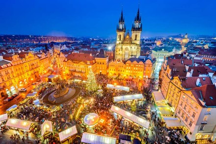 Eine Nachtaufnahme von Prag mit dem Weihnachtsmarkt