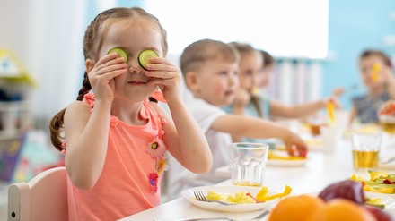 Kindergartenkind beim Essen