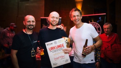 Vorjahresgewinner Heiko Müller, der diesjährige Sieger Christoph Wolfrum und Brauereiinhaber Jeff Maisel