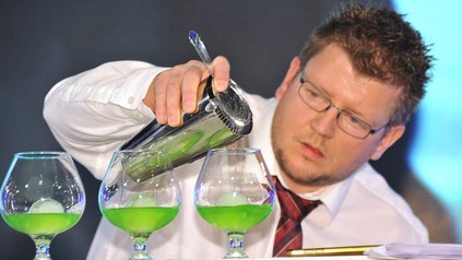 Ein Barkeeper schenkt ungewöhnliche Cocktails ein