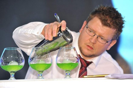 Ein Barkeeper schenkt ungewöhnliche Cocktails ein