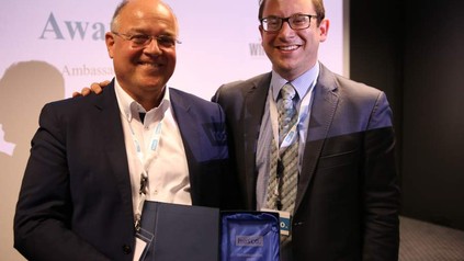 WIHOGA-Schulleiter Harald Becker (l.) freut sich über die Auszeichnung, die ihm von John Lohr, HOSCO-Director of Development (r.) in Paris übergeben wurde