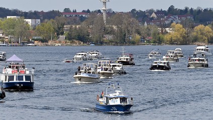 Charterboote fahren bei einer Demonstration gegen das Übernachtungsverbot über den Zernsee.
