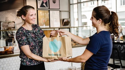 Übergabe einer "Too Good To Go"-Überraschungstüte