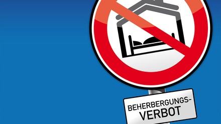 Schild mit der Aufschrift „Beherbergungsverbot“