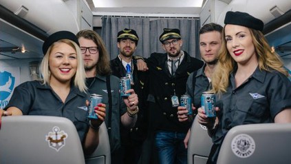Eine Flugzeugbesatzung mit Bierdosen in der Hand