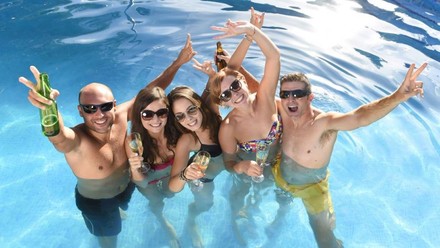 Urlauber in einem Swimmingpool