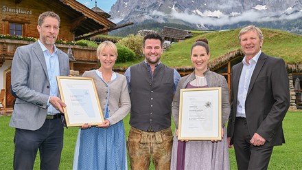 v. l. n. r.: Nicolas Heidrich/Energieberater, Maria Hauser/Bio- und Wellnessresort Stanglwirt, Johannes Hauser/Bio- und Wellnessresort Stanglwirt, Elisabeth Hauser-Benz/Bio- und Wellnessresort Stanglwirt, Ing. Erwin Bernsteiner/Büro für Umweltfragen (Foto: © Bio- und Wellnessresort Stanglwirt)