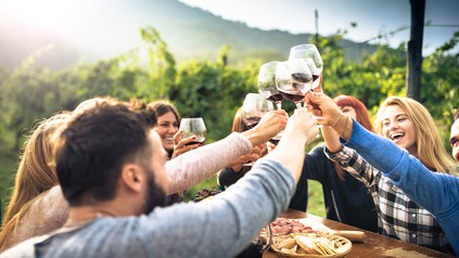 Gruppe Menschen stößt mit Wein an