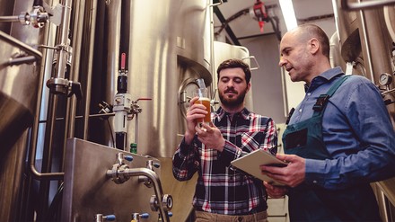 Viele Bier-Brauer sorgen sich zurzeit um die Gasversorgung. (Foto: © WavebreakMediaMicro/stock.adobe.com)
Zwei Männer in Brauerei
