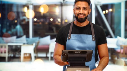 Mann steht an einer Kasse von Oracle