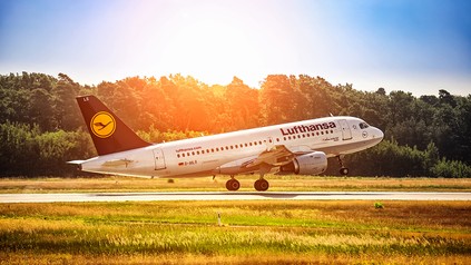 Lufthansa Flugzeug auf dem Feld