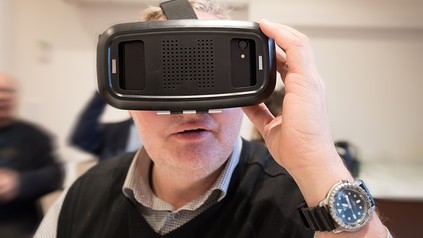 Ein Mann mit einer Virtual-Reality-Brille