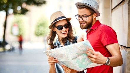 Touristenpaar mit Stadtplan