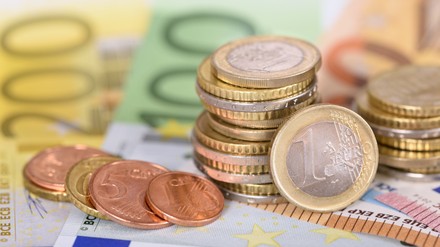 Panorama von Euro Banknoten und Münzen