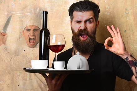 Mann mit Bart hält verschiedene Getränke auf Tablett