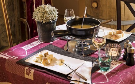 Gedeckter Tisch mit Käsefondue