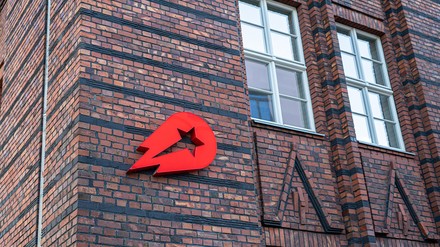 Delivery Hero Zeichen an einer Hauswand