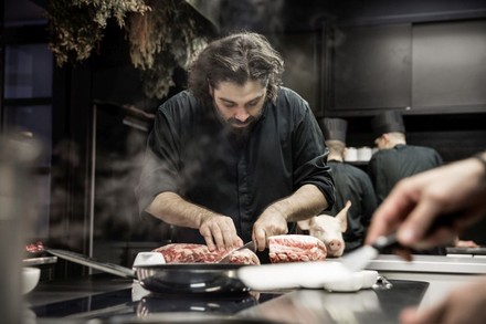 Konstantin Filippou in der Küche