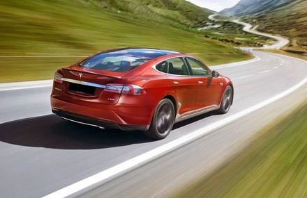 Tesla Auto auf Straße