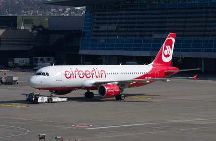 airberlin Flugzeug an Flughafen