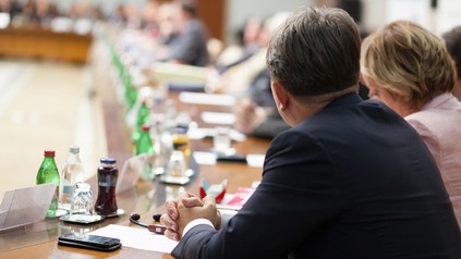 Menschen tagen an einem runden Tisch