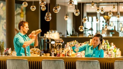 Zwei Barkeeper an einer Hotelbar