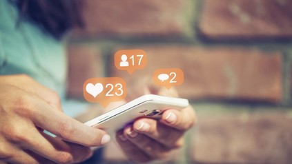 Mann tippt auf Smartphone