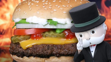 Ein Whopper von Burger King und eine Spielfigur vom McDonald's Monopoly