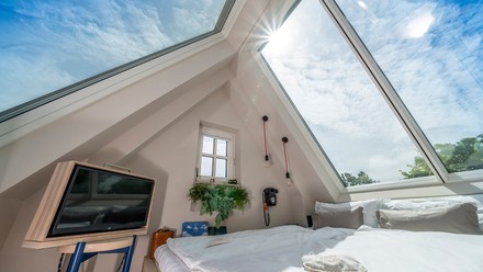 Die Koje ganz oben bietet ein großes Dachfenster. (Foto: © Jenner Egberts)