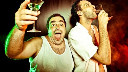 Zwei betrunkene Männer mit Cocktail im Club